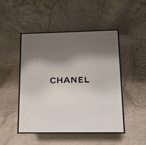 Authentic Chanel Gift Box w/ Tissue - Picture 1 of 6